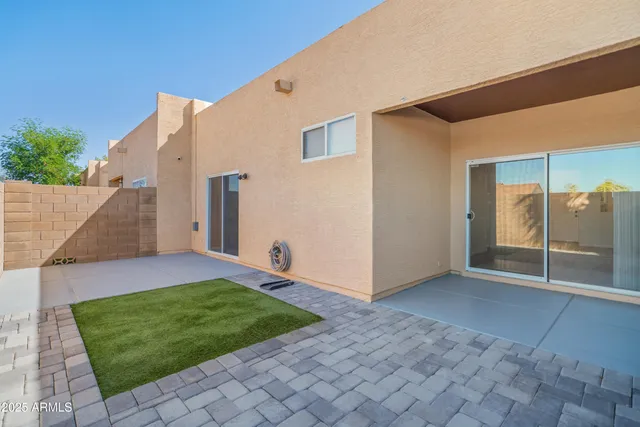 a view of backyard with tub