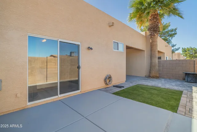 an empty room with closet and a ceiling fan
