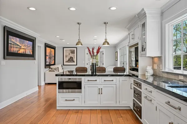 $4,500,000 | 33 Cliffdale Road, Greenwich, CT 06831