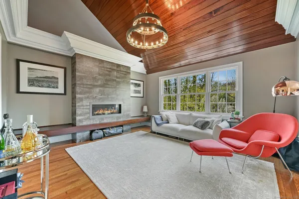 $4,500,000 | 33 Cliffdale Road, Greenwich, CT 06831