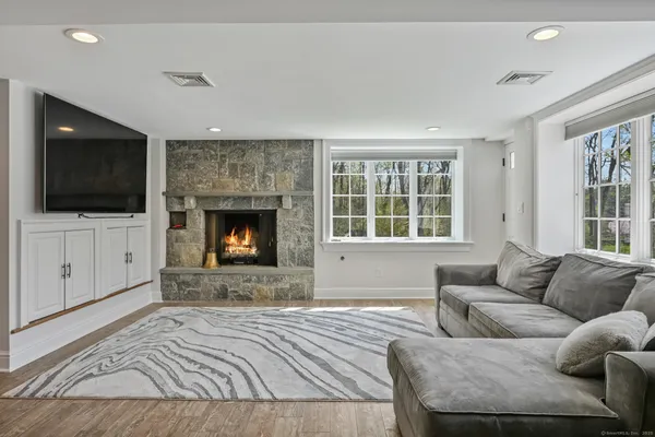 $4,500,000 | 33 Cliffdale Road, Greenwich, CT 06831