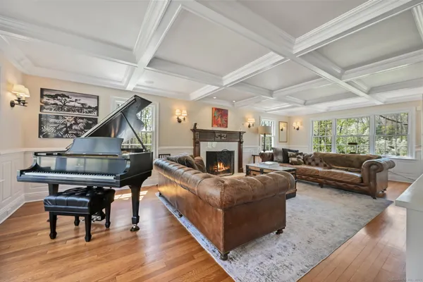 $4,500,000 | 33 Cliffdale Road, Greenwich, CT 06831