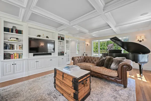 $4,500,000 | 33 Cliffdale Road, Greenwich, CT 06831