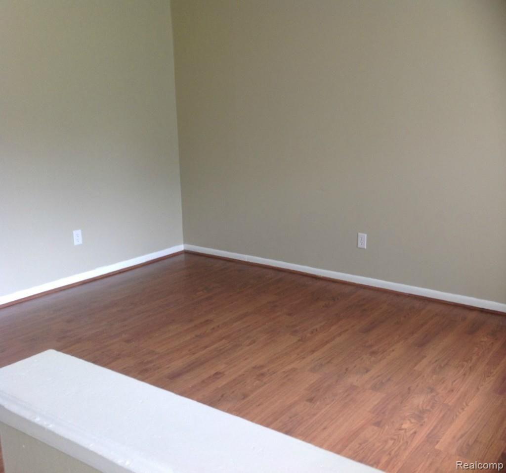 2565 Longview Avenue Rochester, MI 48307 - Photo 3 of 19 2.jpg