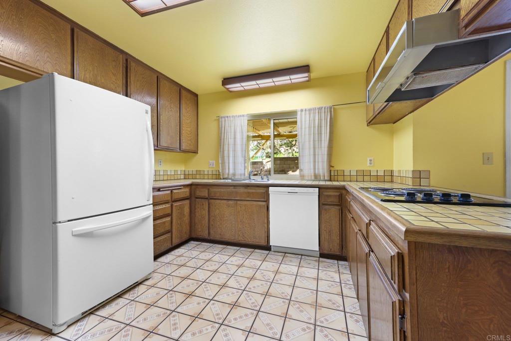 10527 Moorpark Street Spring Valley, CA 91978 - Photo 12 of 42 kitchen