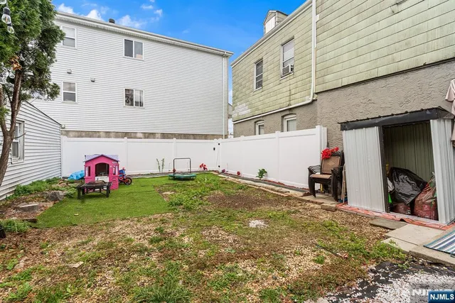 a view of a backyard