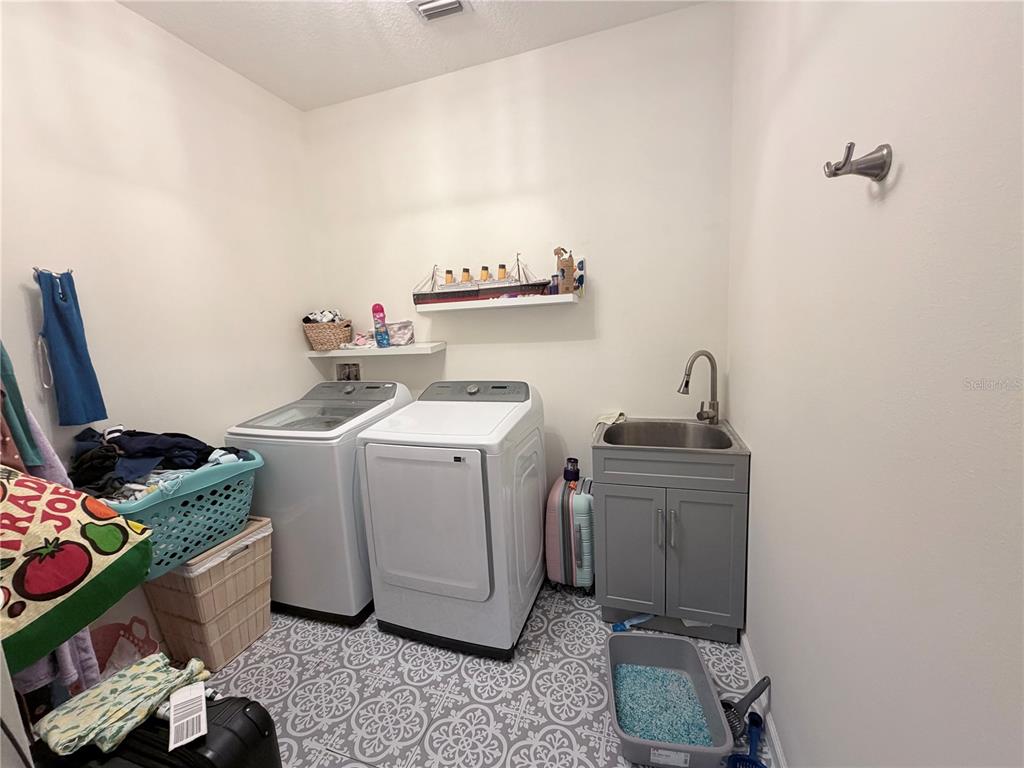 5634 Tanagerlake Road Lithia, FL 33547 - Photo 39 of 46 a utility room with dryer and washer
