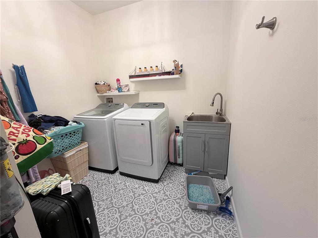 5634 Tanagerlake Road Lithia, FL 33547 - Photo 40 of 46 a utility room with dryer and washer