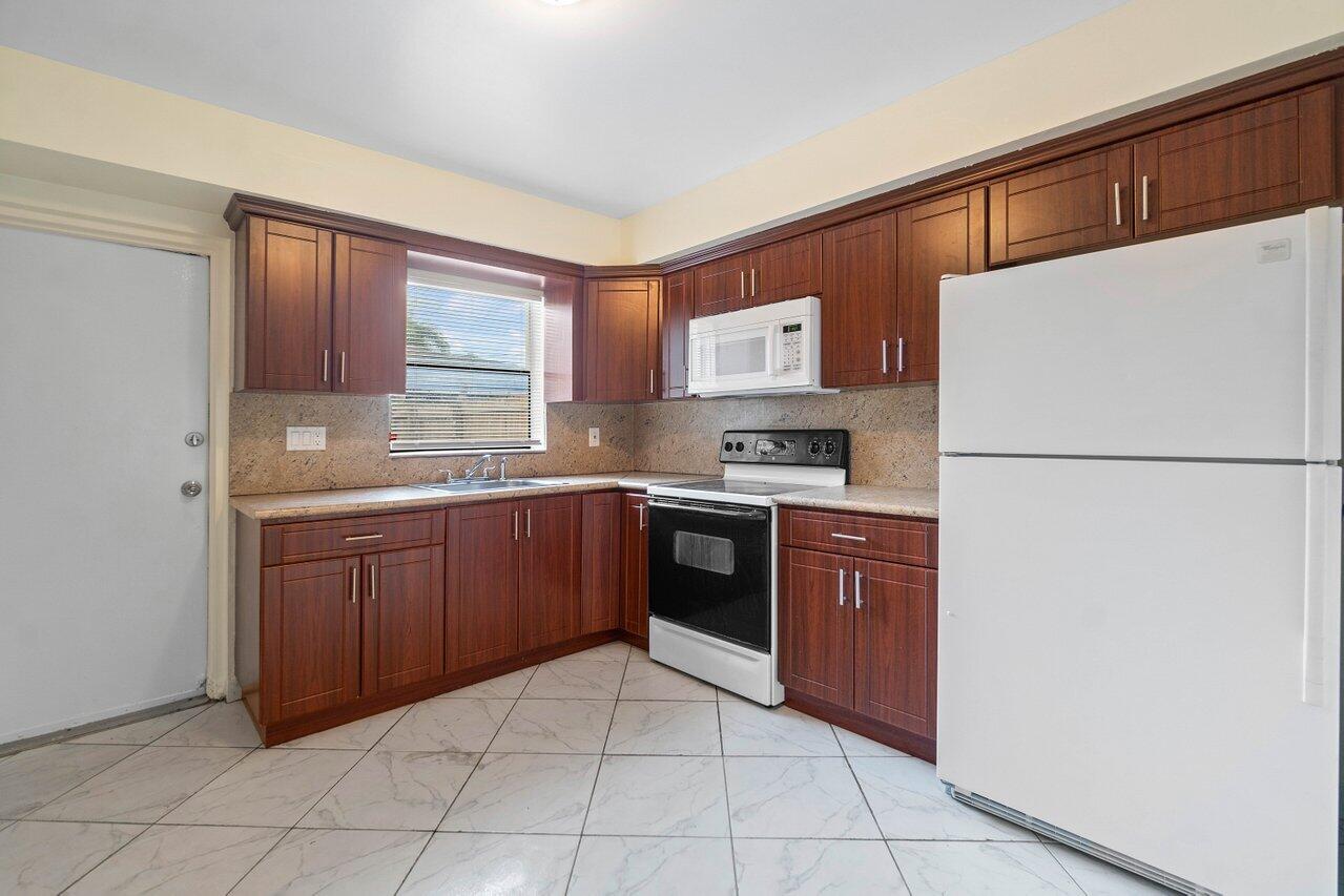 4094 Kirk Road Lake Worth, FL 33461 - Photo 8 of 22 008-4094KirkRoad-LakeWorth-FL-33461-SMAL