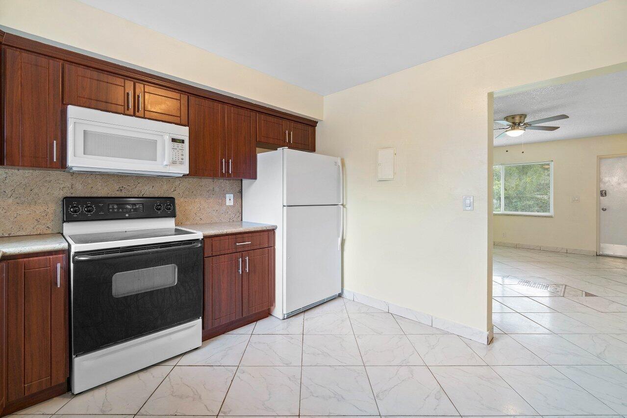 4094 Kirk Road Lake Worth, FL 33461 - Photo 10 of 22 010-4094KirkRoad-LakeWorth-FL-33461-SMAL