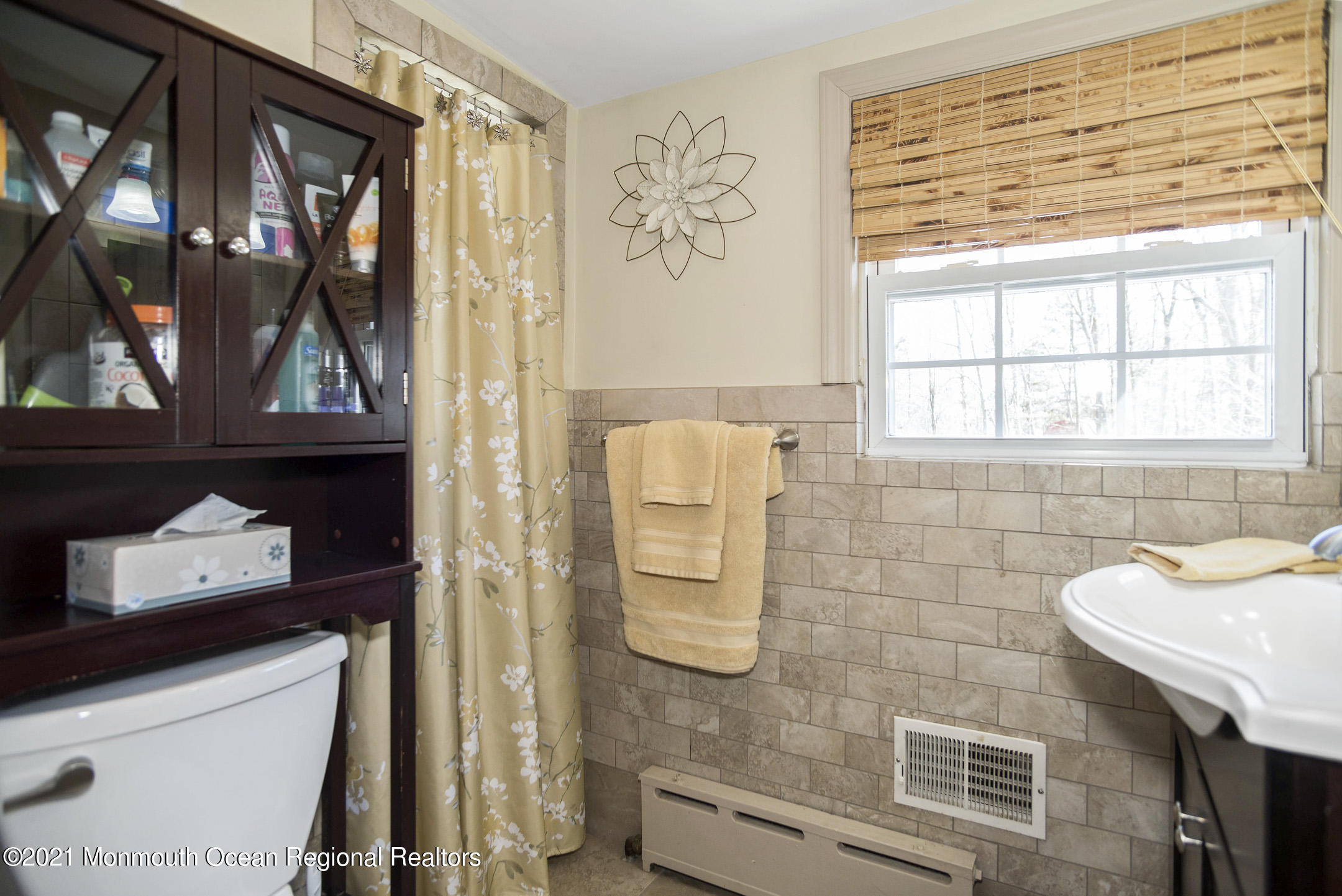 511 Cerrina Road Jackson, NJ 08527 - Photo 23 of 46 a bathroom with a sink and a mirror