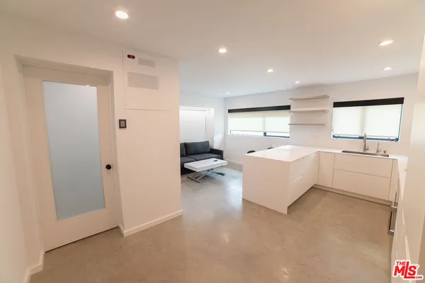 $3,750 | 14 Brooks Avenue, Unit 9, Venice, CA 90291