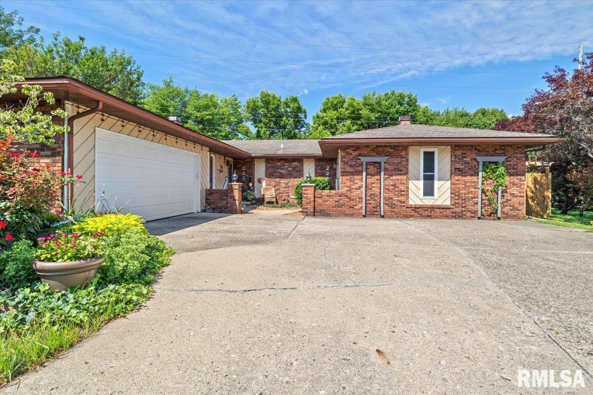 223 Bellerive Road Springfield, IL 62704 - Photo 3 of 34