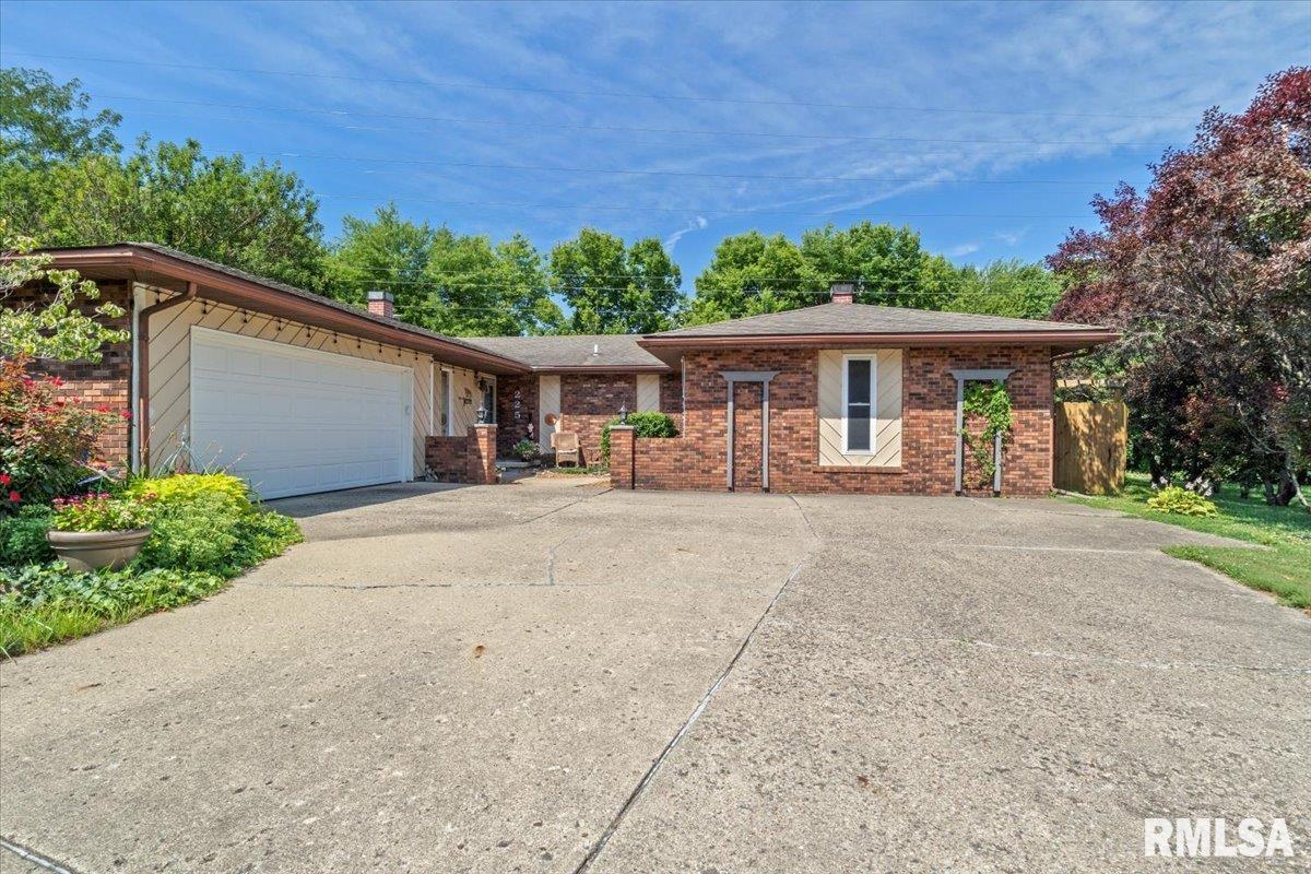 223 Bellerive Road Springfield, IL 62704 - Photo 4 of 34