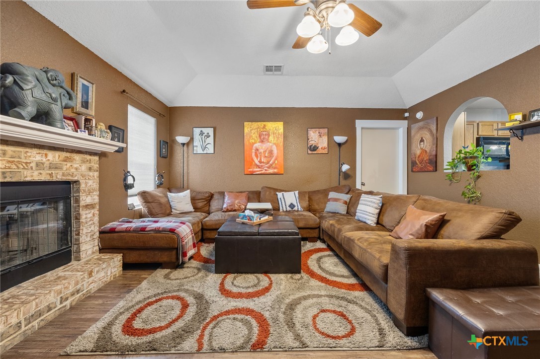 3208 Viewcrest Drive Killeen, TX 76549 - Photo 4 of 17 Living Rom