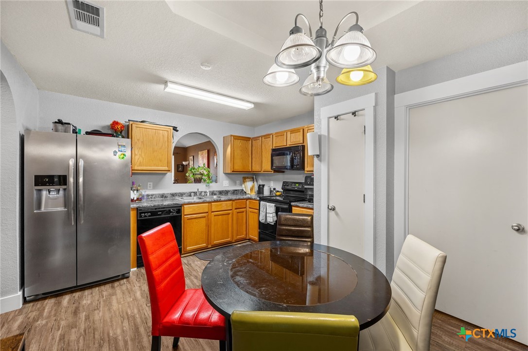 3208 Viewcrest Drive Killeen, TX 76549 - Photo 6 of 17 Eat-in Kitchen