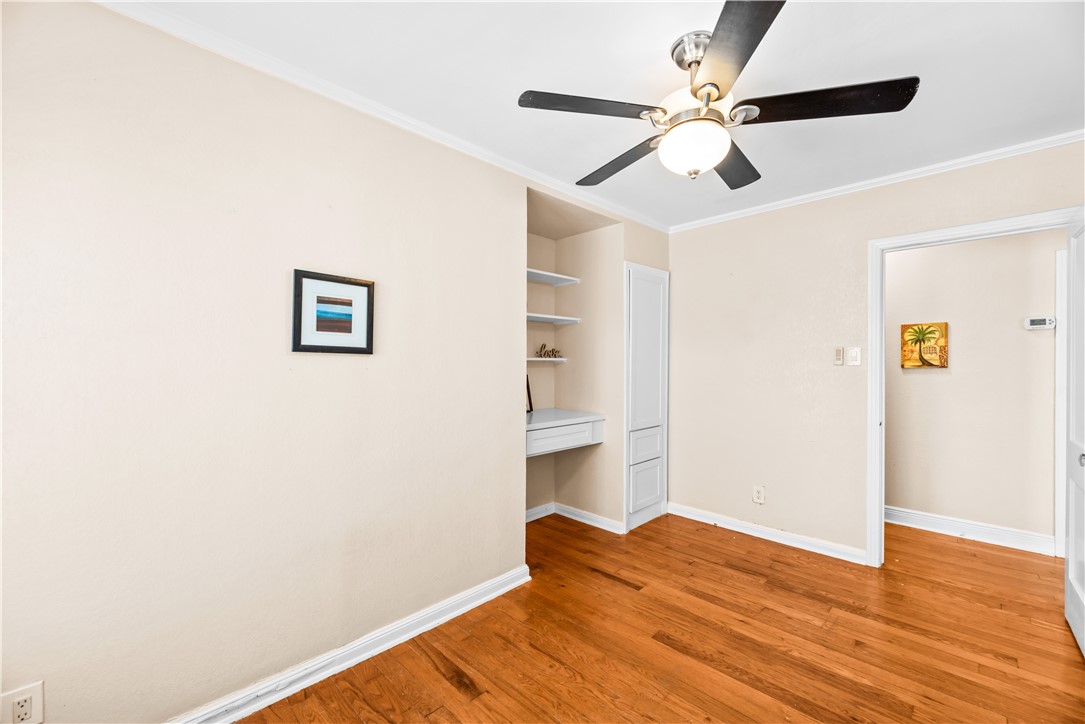 714 Indiana Avenue Corpus Christi, TX 78404 - Photo 22 of 38 a room with bed and wooden floor