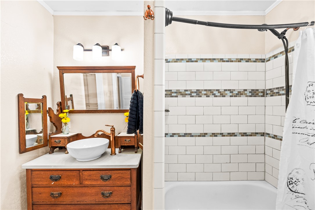 714 Indiana Avenue Corpus Christi, TX 78404 - Photo 29 of 38 a bathroom with a sink mirror and tub