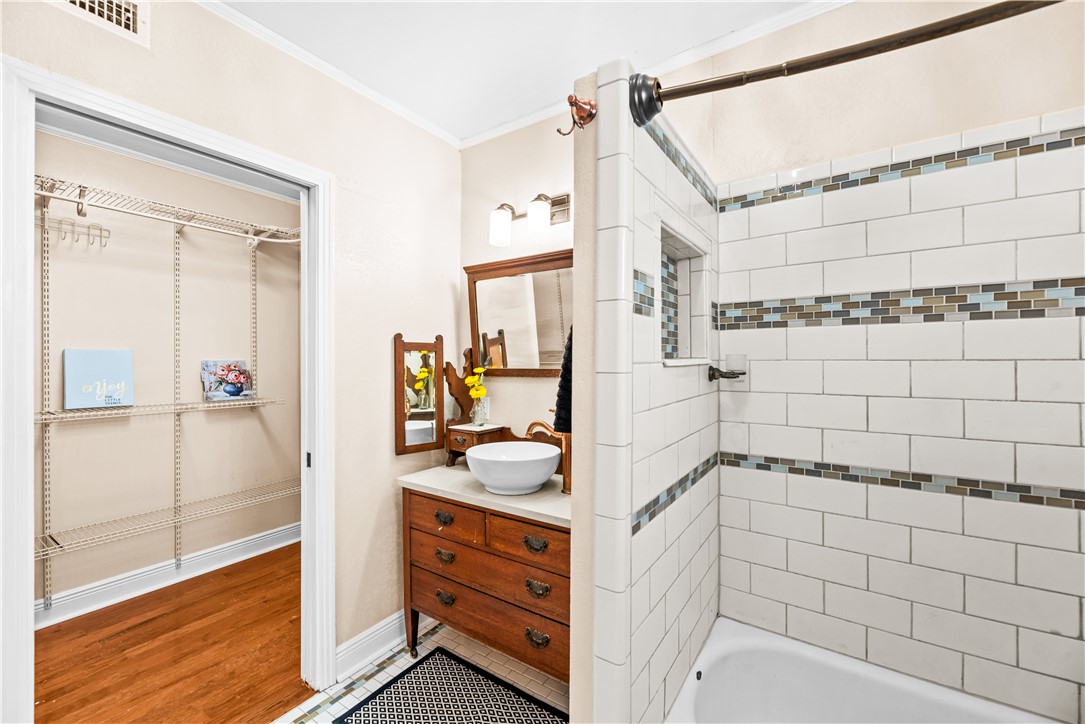 714 Indiana Avenue Corpus Christi, TX 78404 - Photo 30 of 38 a bathroom with a shower