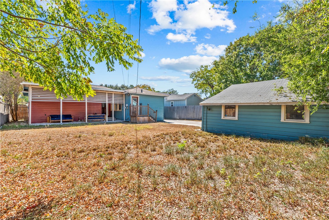 714 Indiana Avenue Corpus Christi, TX 78404 - Photo 33 of 38 a backyard of a house with large trees