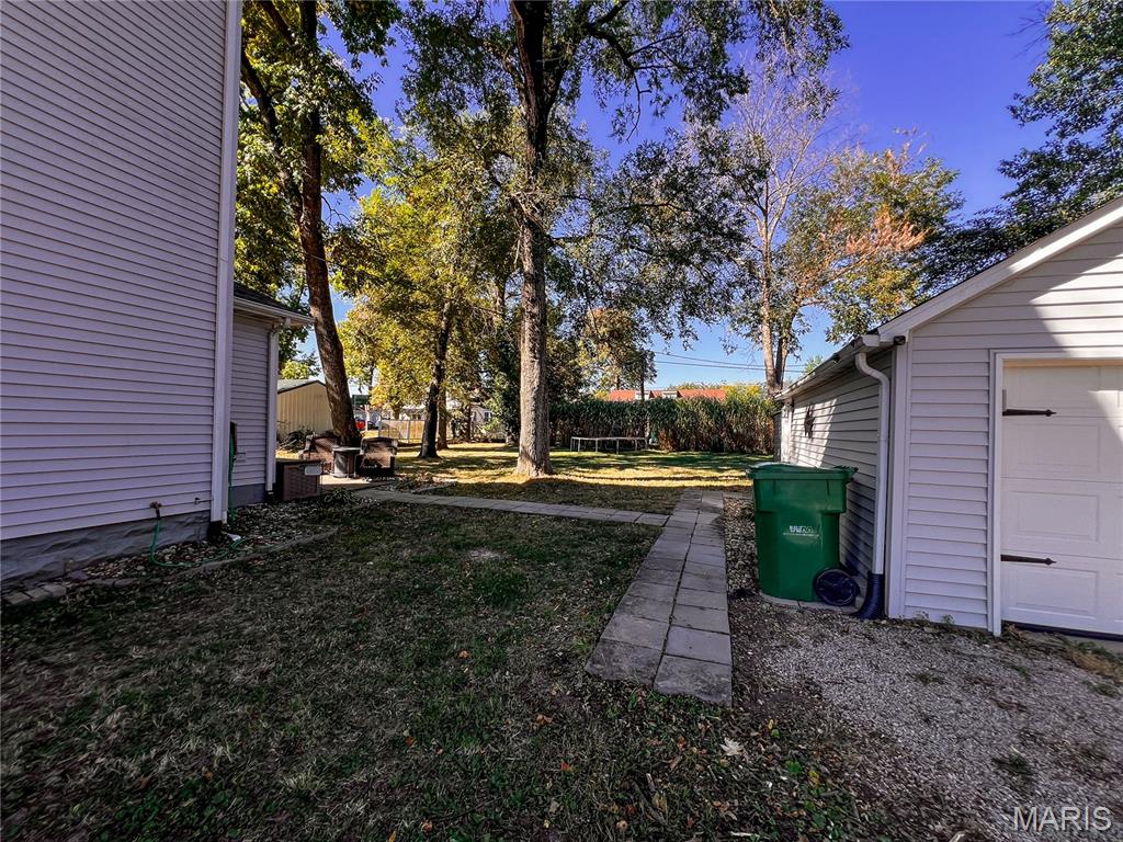 951 10th Street Carlyle, IL 62231 - Photo 11 of 41