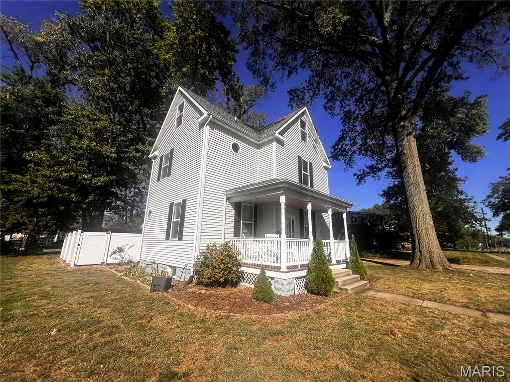 951 10th Street Carlyle, IL 62231 - Photo 3 of 41