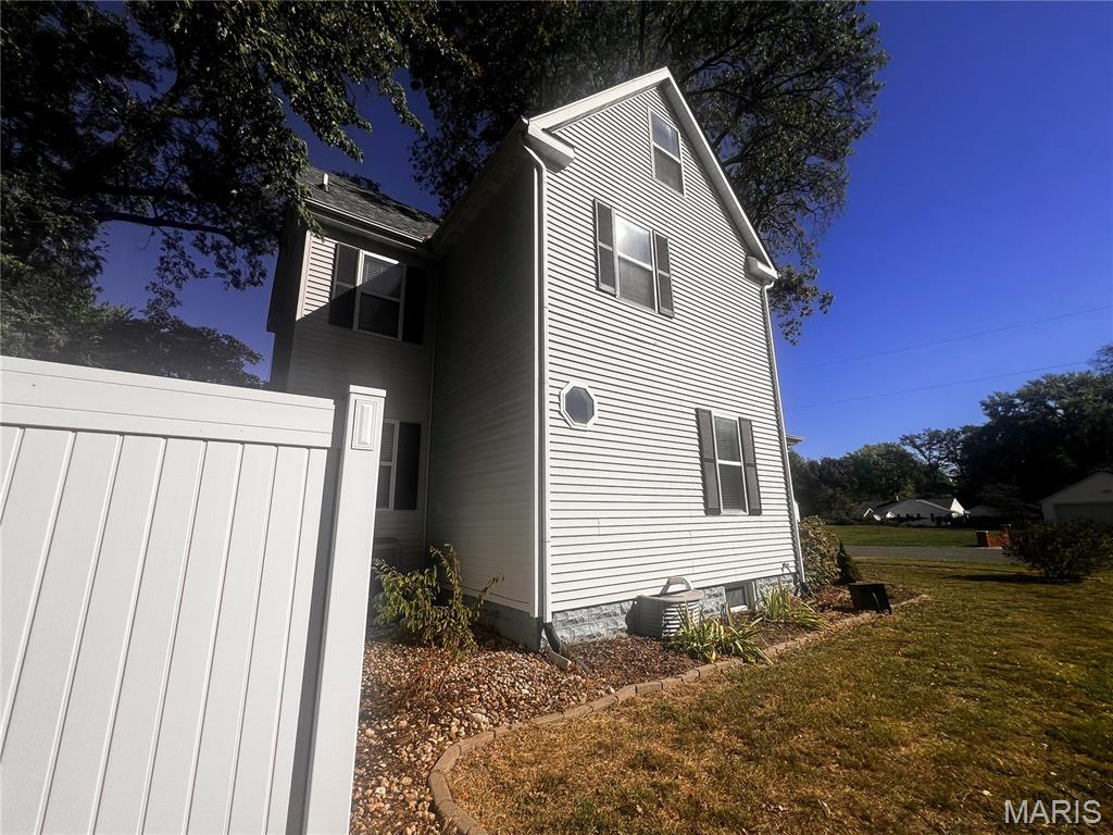 951 10th Street Carlyle, IL 62231 - Photo 5 of 41