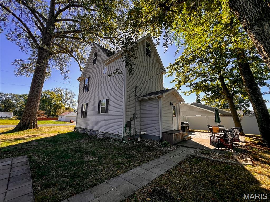 951 10th Street Carlyle, IL 62231 - Photo 8 of 41