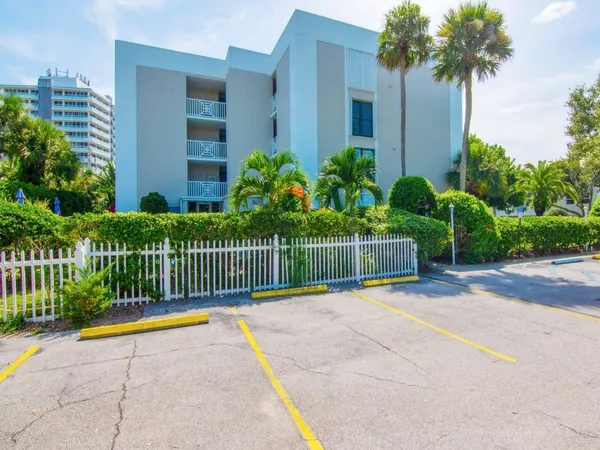 $3,500 | 3555 Ocean Drive, Unit 203, Vero Beach, FL 32963