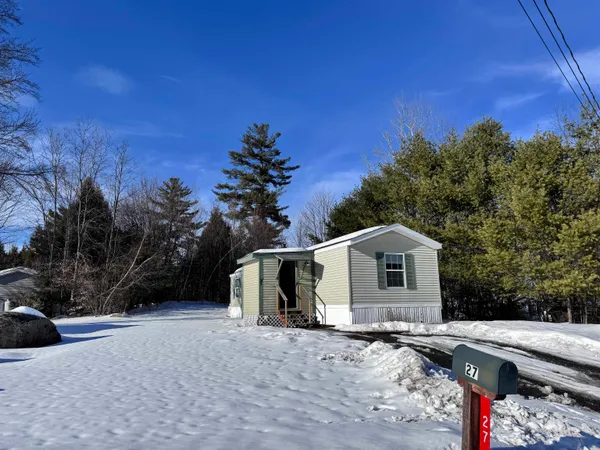 $109,900 | 27 Fairway Avenue, Newport, NH 03773