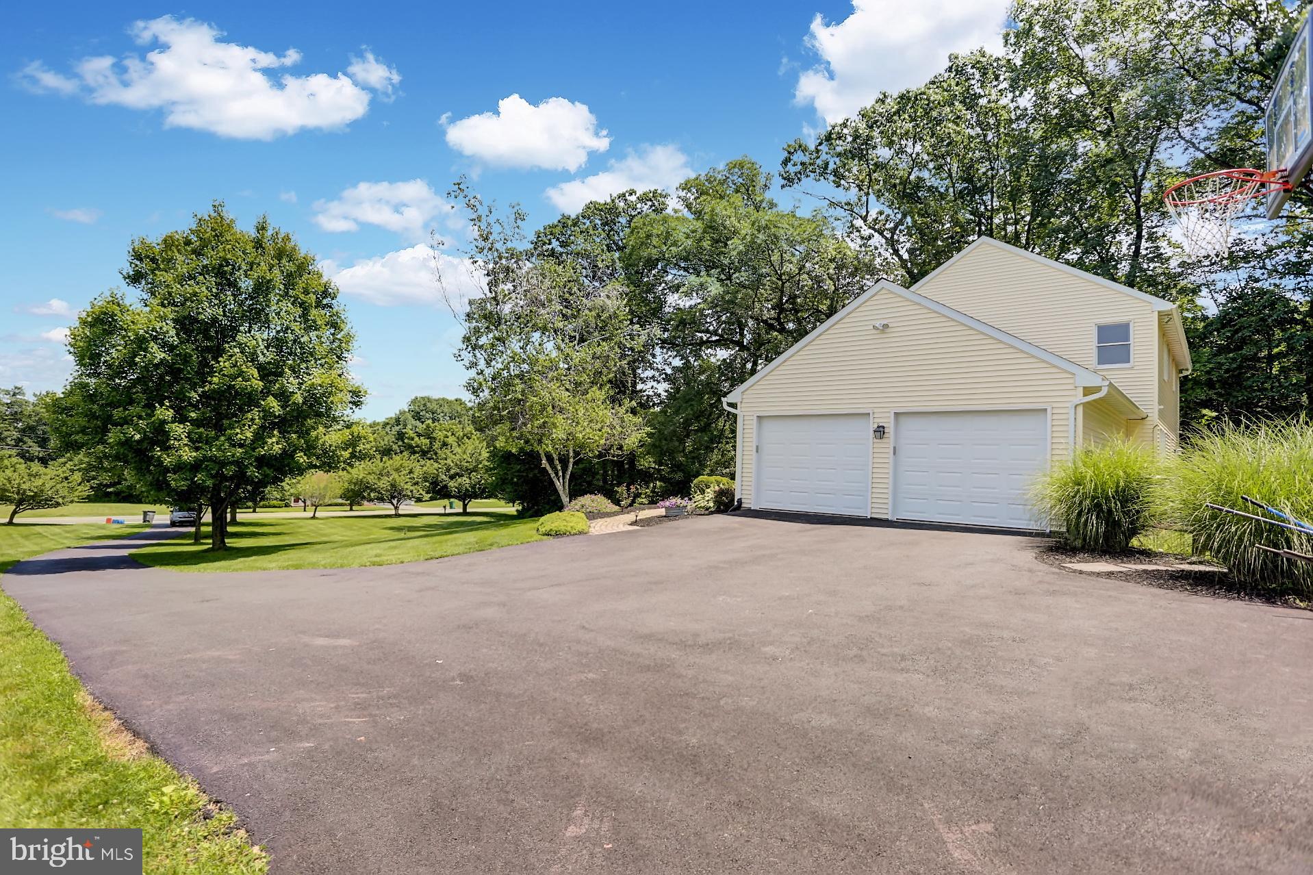 934 Elverson Road Morgantown, PA 19543 - Photo 4 of 29 Driveway