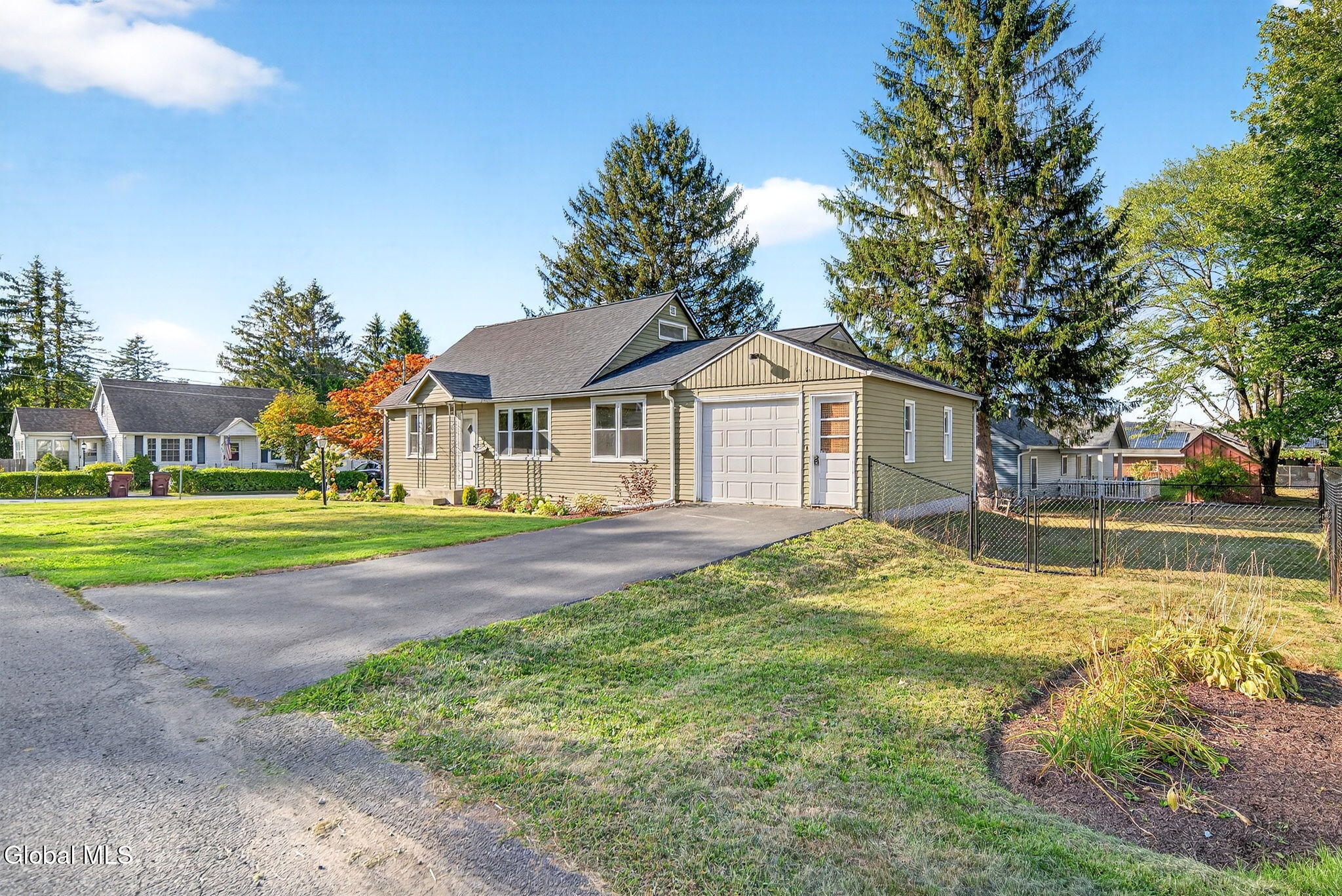 52 Overlook Avenue Colonie, NY 12110 - Photo 2 of 28 25-web-or-mls-025-025_DSC06710