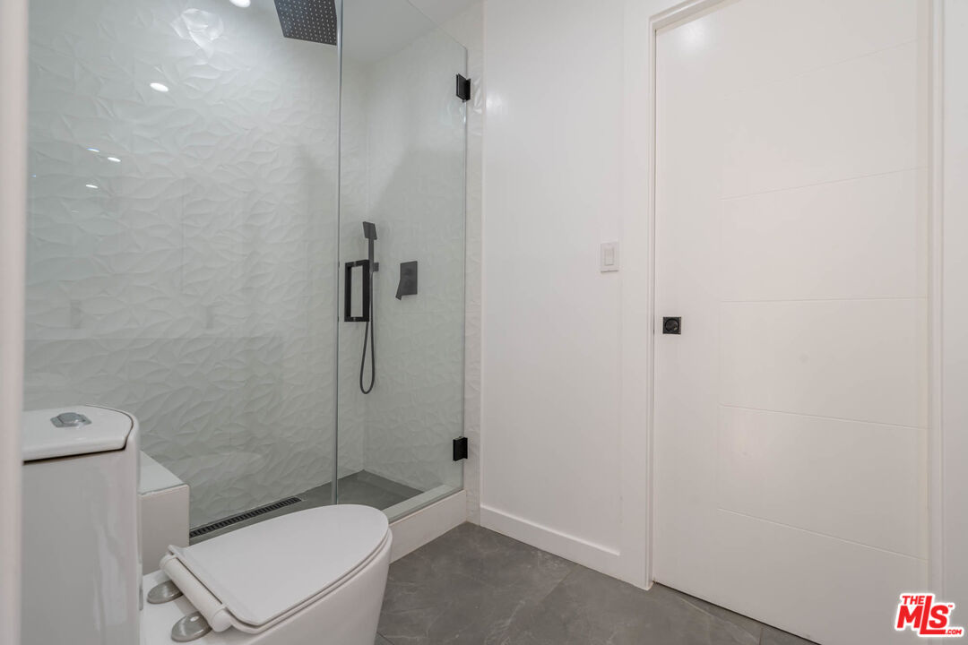 1216 Peck Drive Los Angeles, CA 90035 - Photo 17 of 29 a bathroom with a toilet and a shower
