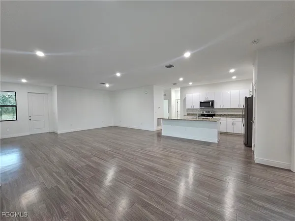 $2,400 | 8059 Sherwood Circle, LaBelle, FL 33935