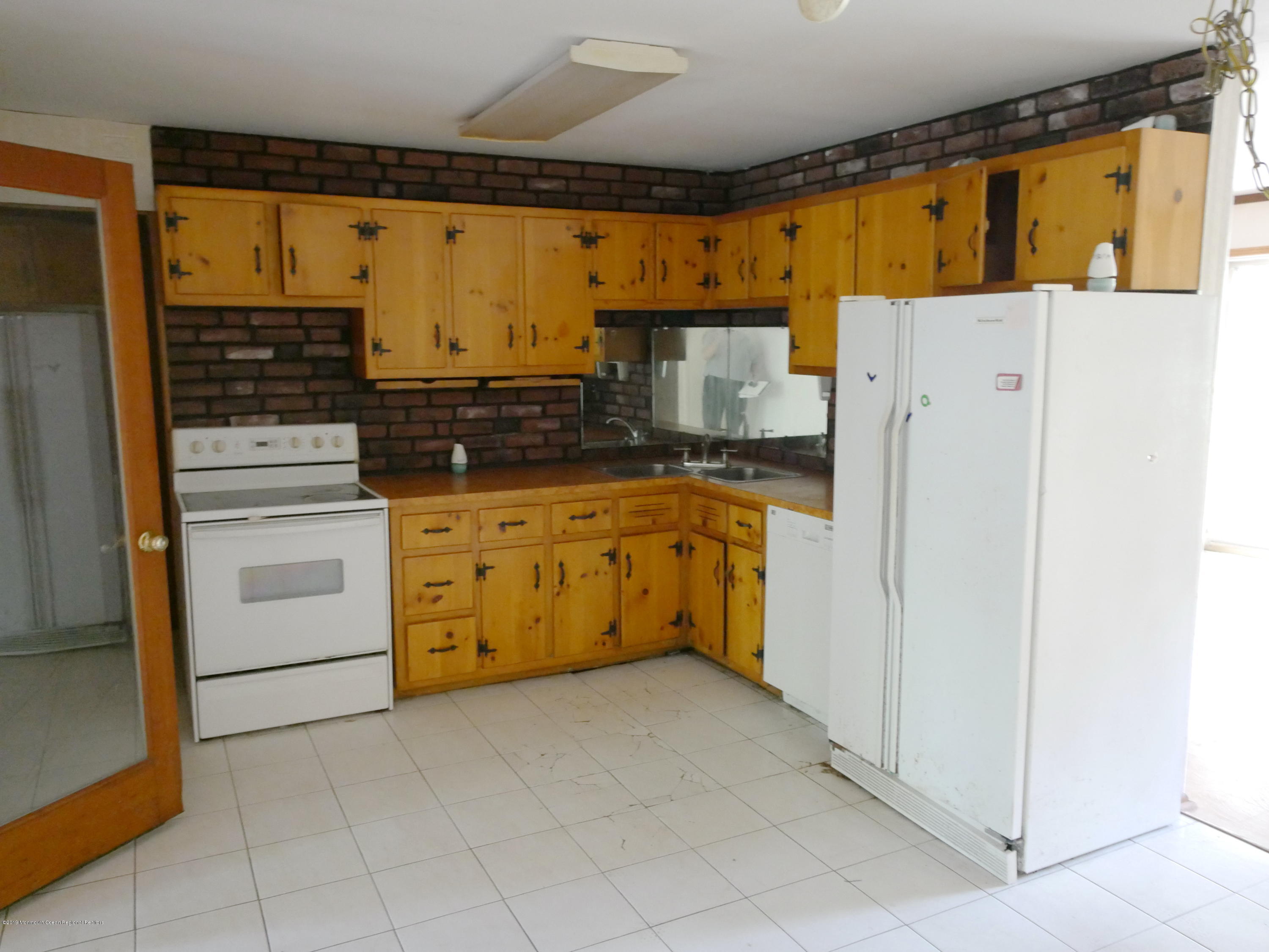 397 Oak Glen Road Howell, NJ 07731 - Photo 5 of 35 P1050401