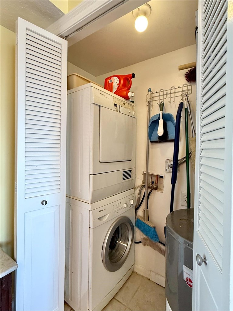 200 Greytwig Road, Unit 212 Vero Beach, FL 32963 - Photo 19 of 30 a utility room with dryer and washer