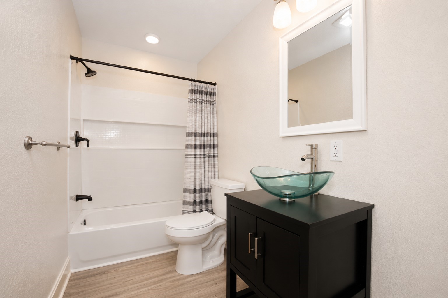 1011 North Valderas Street Angleton, TX 77515 - Photo 13 of 14 2nd Bathroom