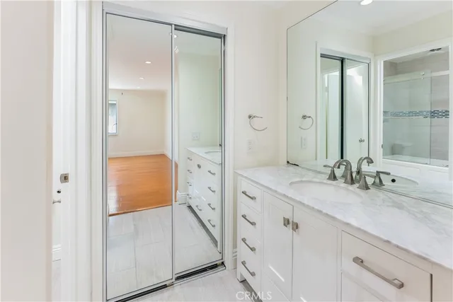 a en suite bathroom with a double vanity sink and mirror