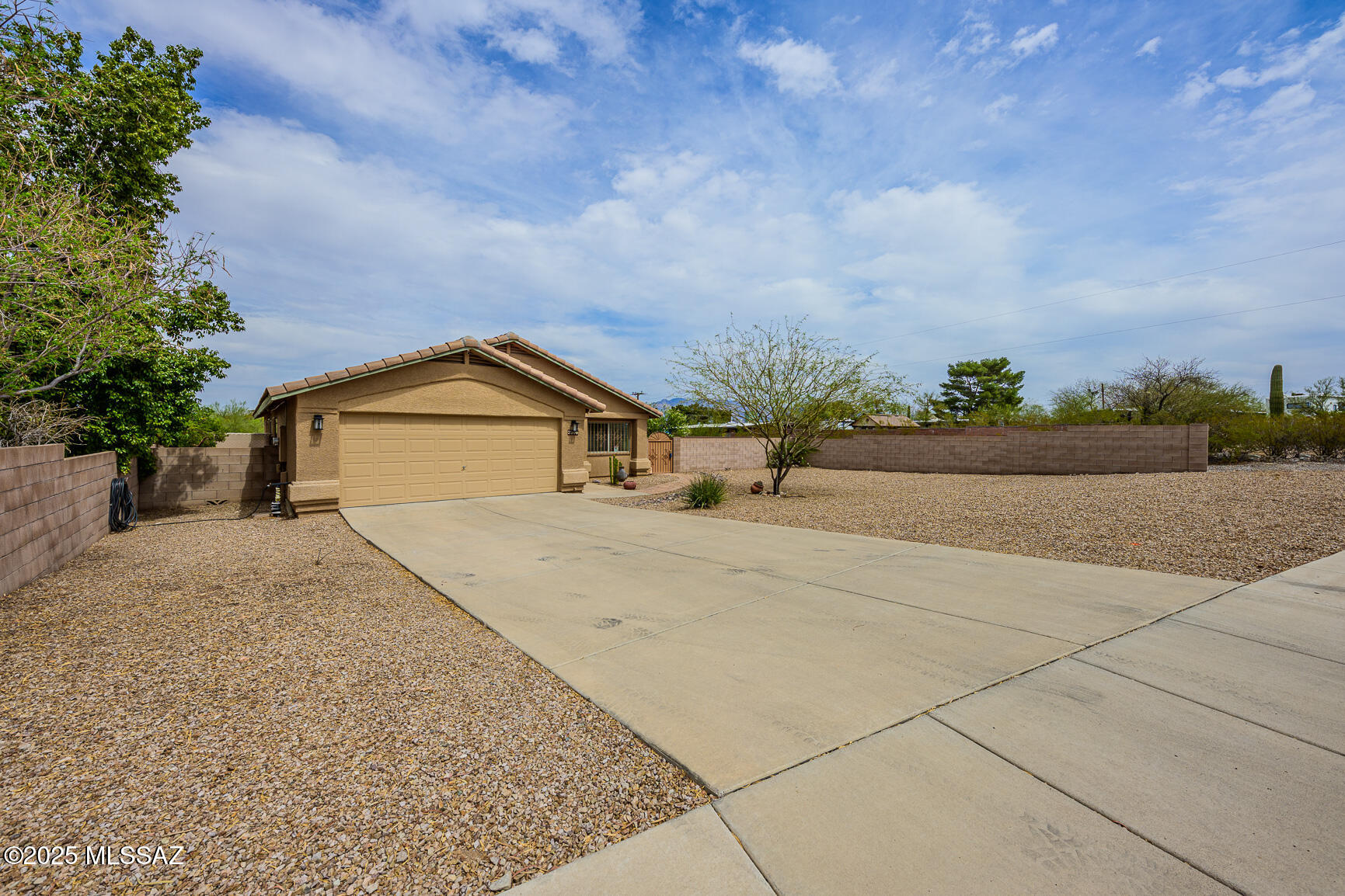 2300 West Golden Hills Road Tucson, AZ 85745 - Photo 3 of 47