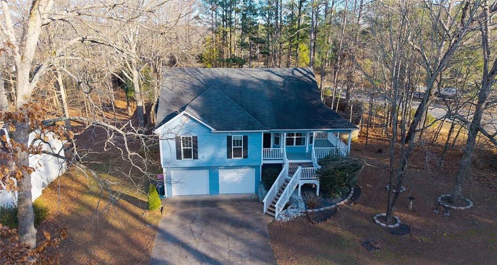 a view of a house with backyard