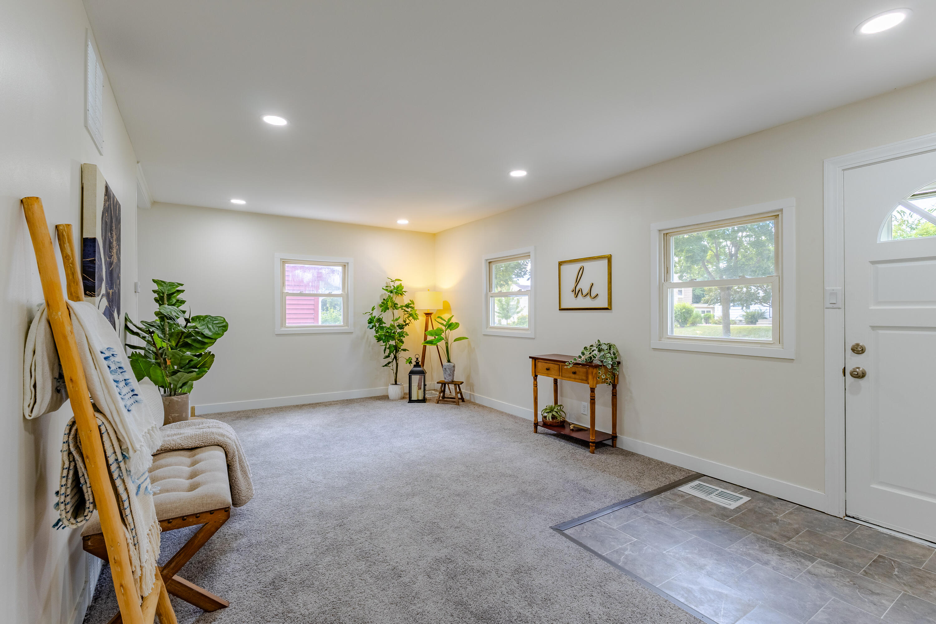 3522 North 95th Street Milwaukee, WI 53222 - Photo 3 of 23 Entrance and living room