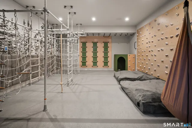 a view of entryway with a rug