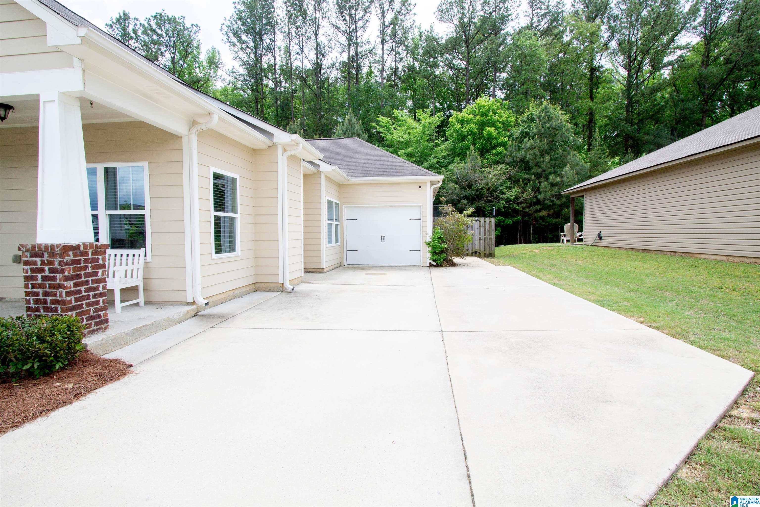 213 Hampton Drive Calera, AL 35040 - Photo 4 of 33