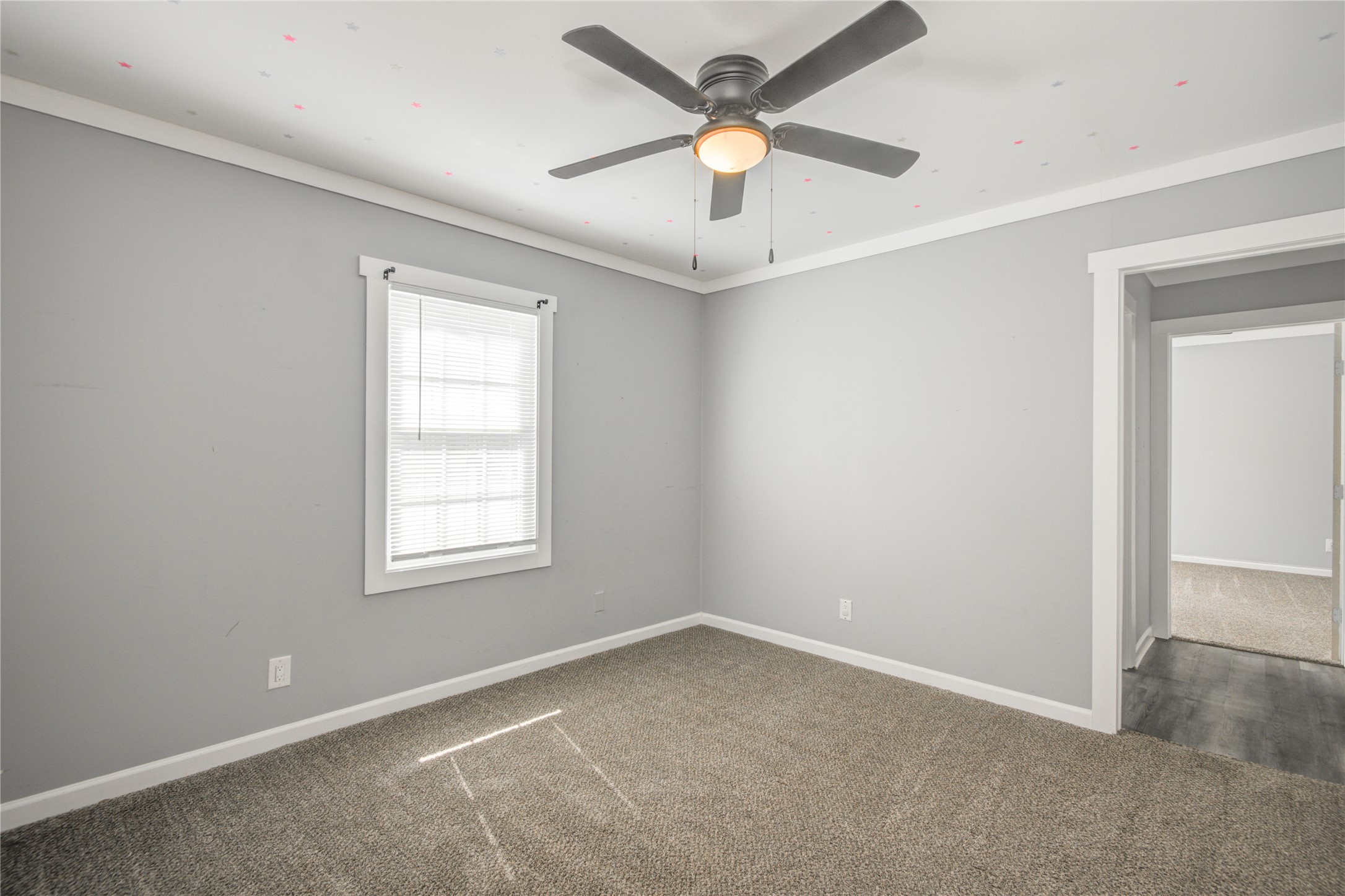 609 Hurst Place Angleton, TX 77515 - Photo 25 of 36 an empty room with a window and a fan