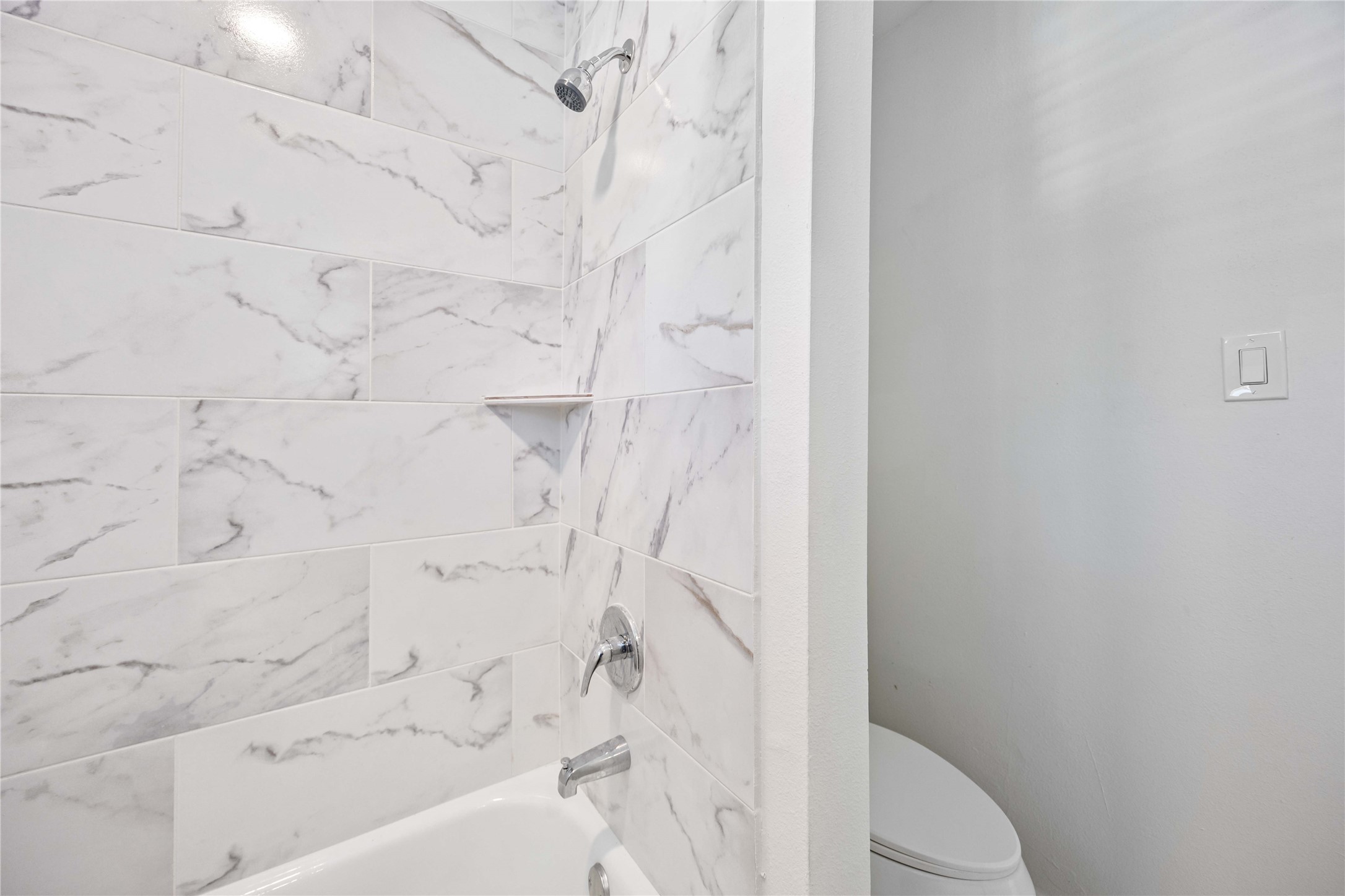 6811 Del Rio Street, Unit 26 Houston, TX 77021 - Photo 17 of 18 a bathroom with a bathtub and shower