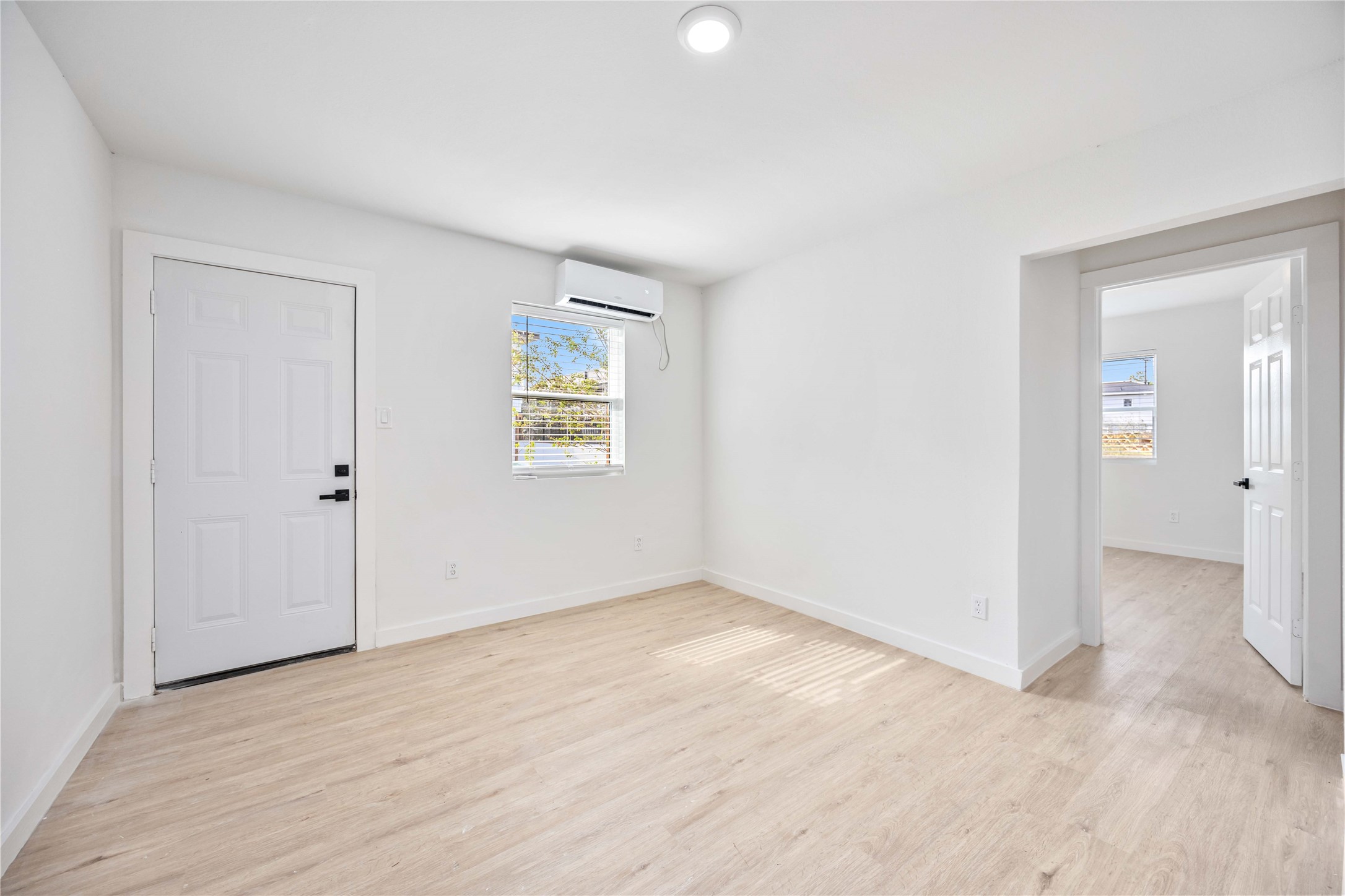 6811 Del Rio Street, Unit 26 Houston, TX 77021 - Photo 3 of 18 an empty room with windows and closet