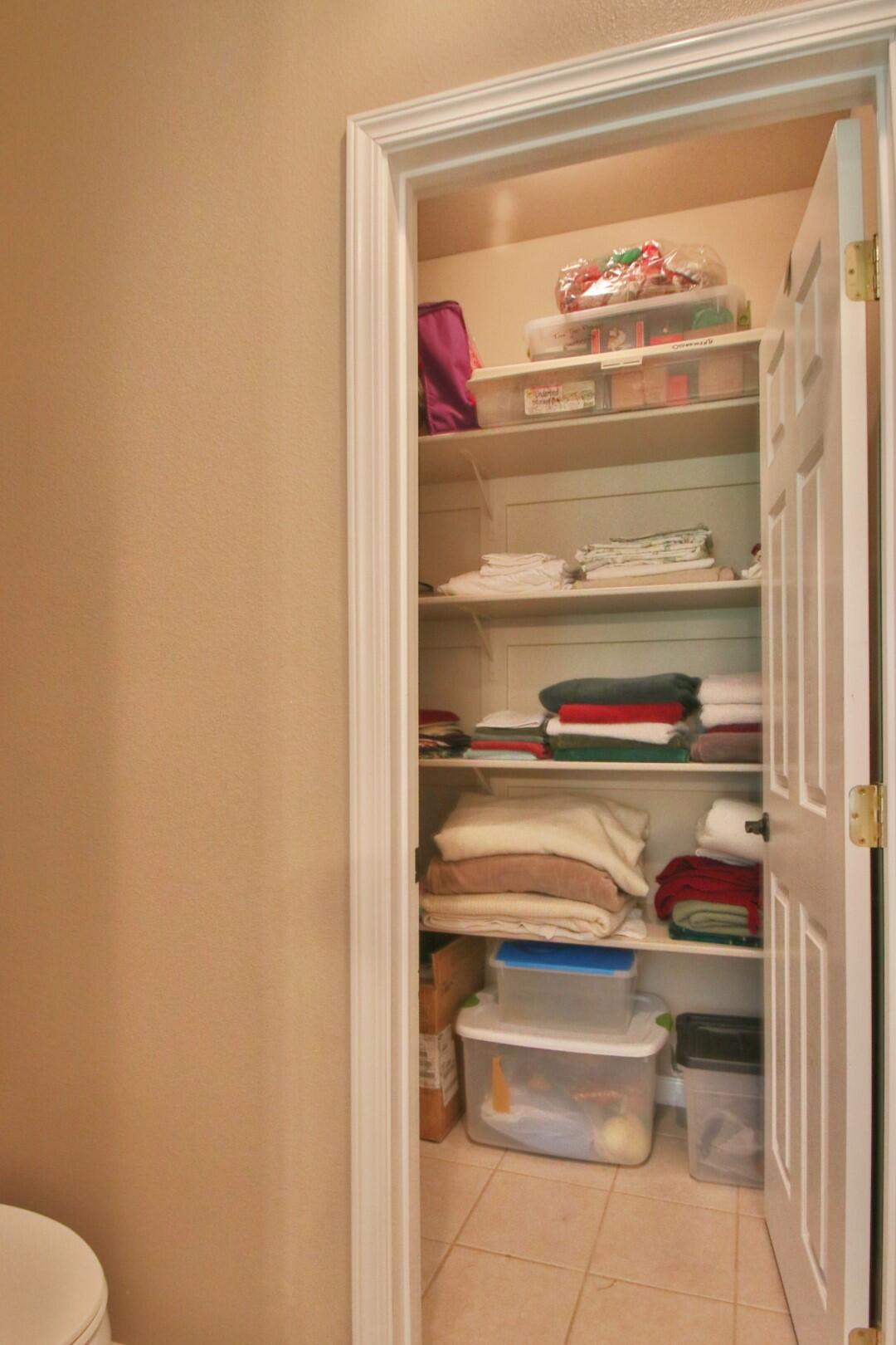921 North Old Stage Road Cave Junction, OR 97523 - Photo 23 of 37 23-Primary Closet 2