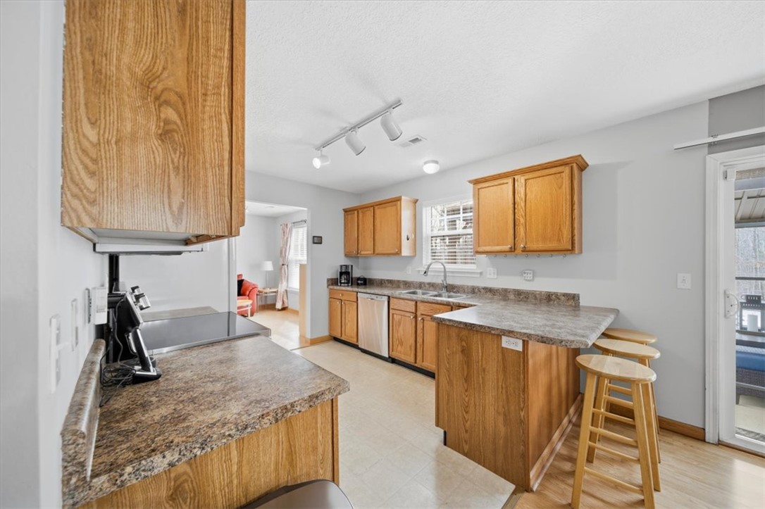 102 Tc-2-168 Pendleton, SC 29670 - Photo 14 of 44 This bright kitchen features ample counter space and a convenient breakfast bar.