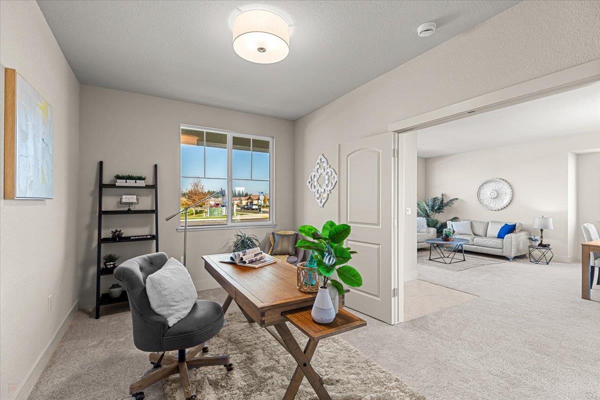2970 East Tuolumne Road Turlock, CA 95382 - Photo 19 of 68 a living room with furniture and a potted plant