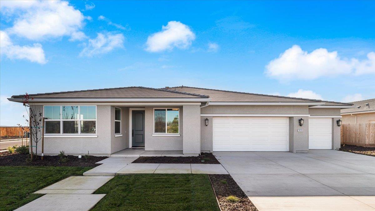 2970 East Tuolumne Road Turlock, CA 95382 - Photo 4 of 68 a view of house with yard